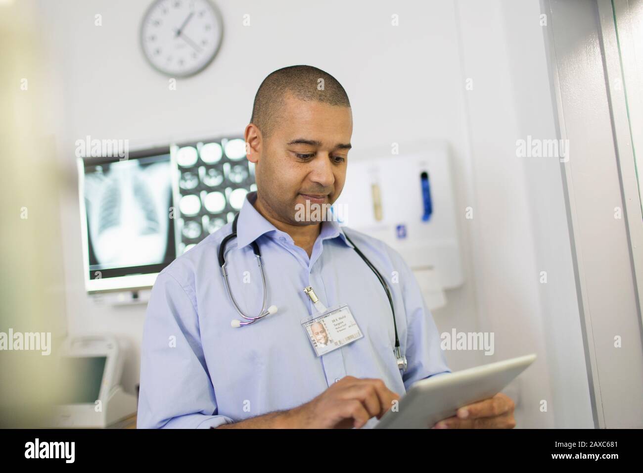 Medico maschio utilizzando digitale compressa in ospedale Foto Stock