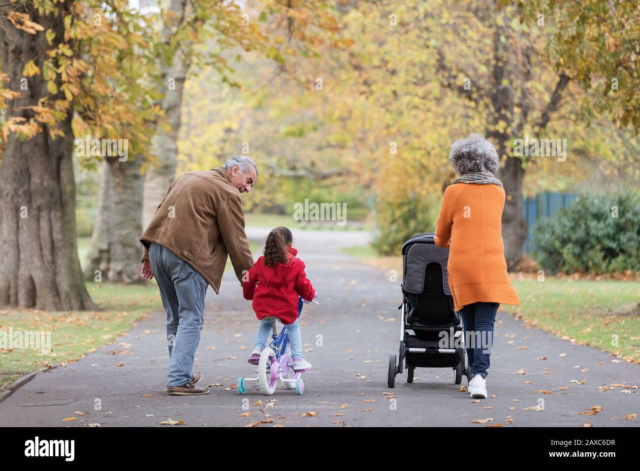 Nonni con nipoti nel parco autunnale Foto Stock