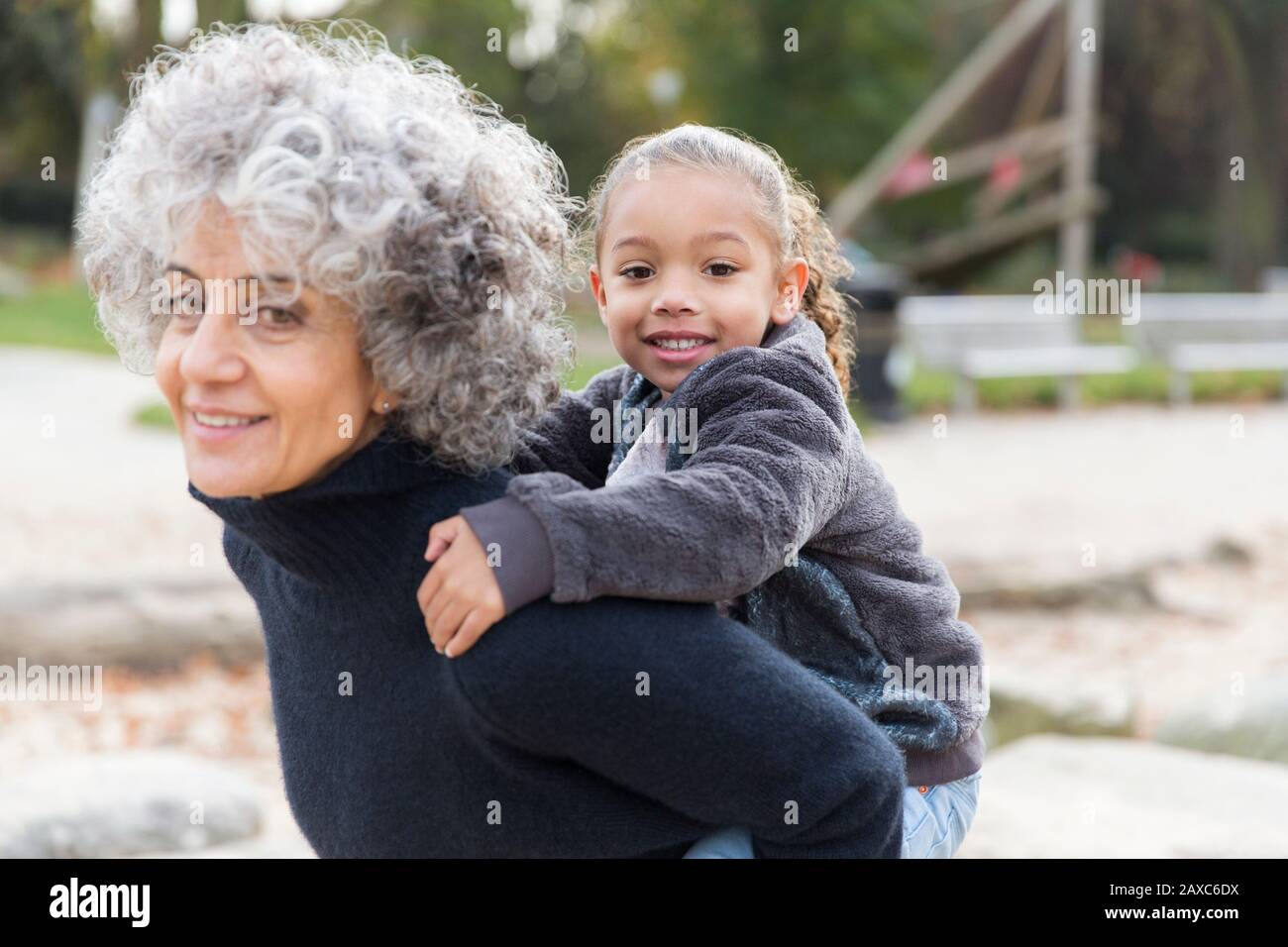 Ritratto nonna sorridente piggybacking nipote Foto Stock
