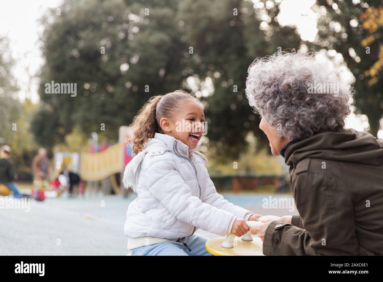 Nonna e nipote giocano al parco giochi Foto Stock