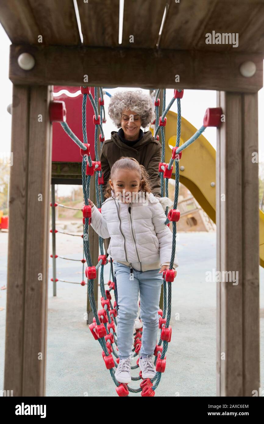 Nonna e nipote giocano nel parco giochi Foto Stock