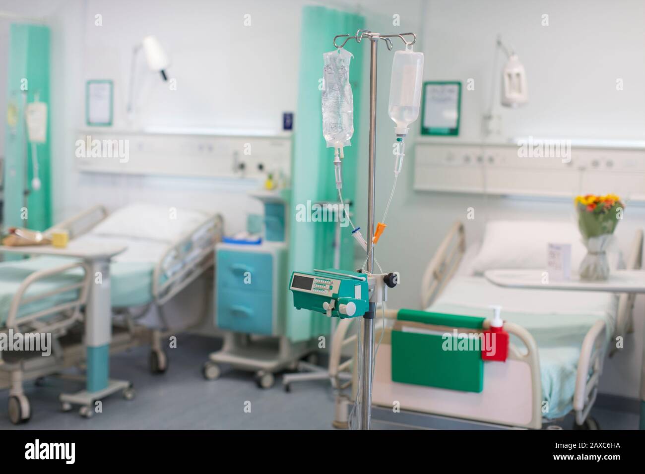 Infusioni endovenose e apparecchiature mediche in reparti ospedalieri non occupati Foto Stock