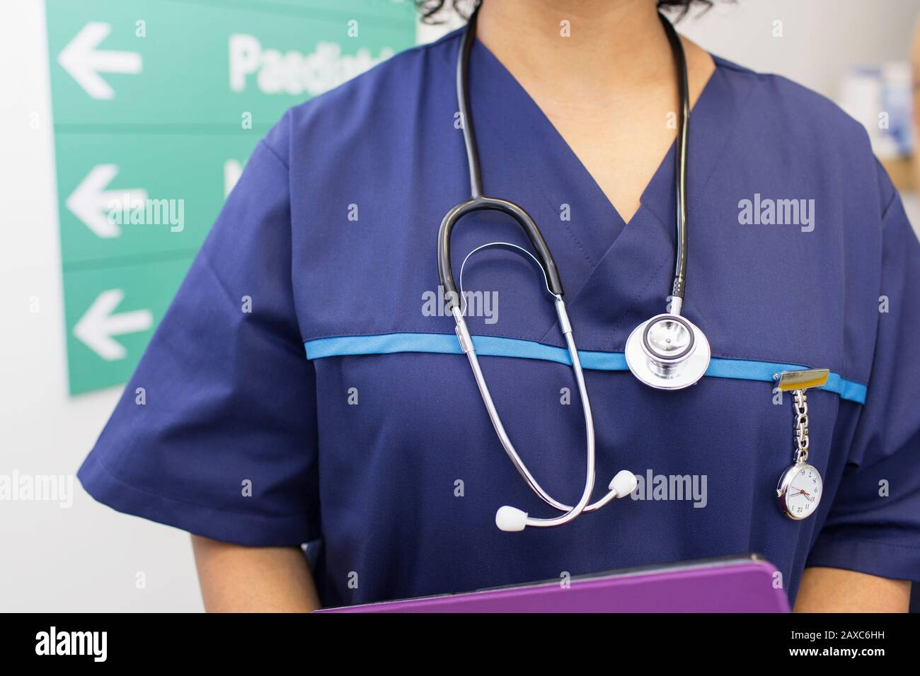 Primo piano medico femminile che indossa scrub e stetoscopio in ospedale Foto Stock
