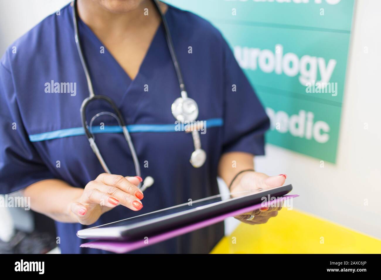 Medico donna utilizzando digitale compressa in ospedale Foto Stock