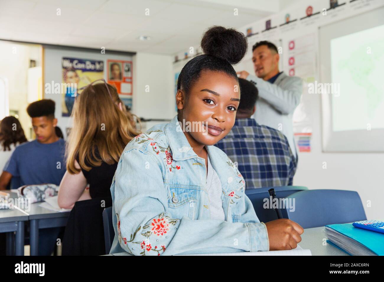 Ritratto confidente High School ragazza studente studiare in classe Foto Stock