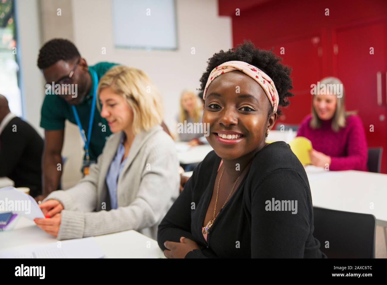 Ritratto fiducioso giovane studente universitario di comunità femminile in classe Foto Stock