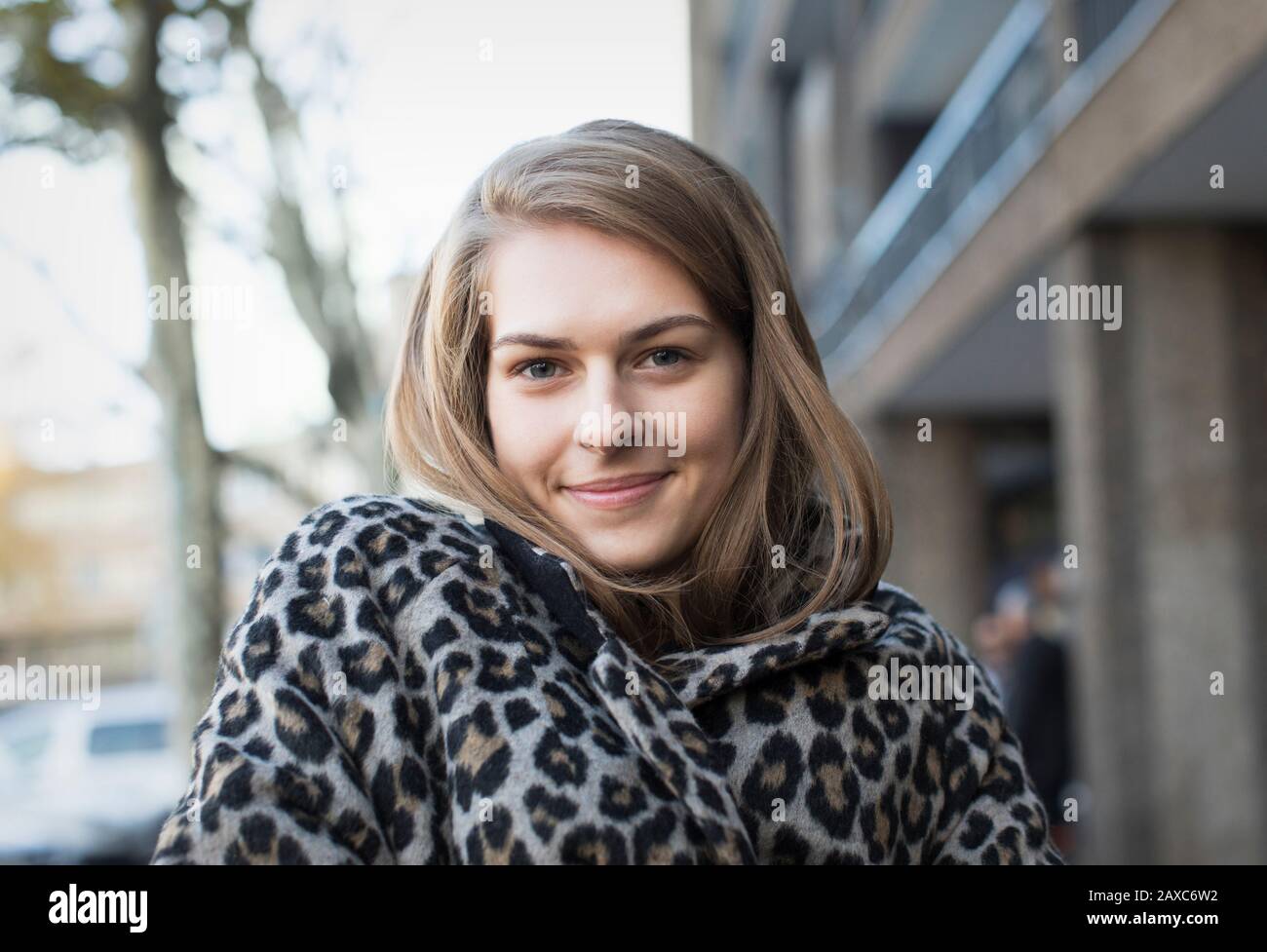 Ritratto giovane donna sicura in giacca stampa leopardo Foto Stock