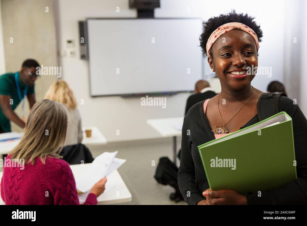 Ritratto sorridente, allievo sicuro dell'università della comunità femminile in classe Foto Stock