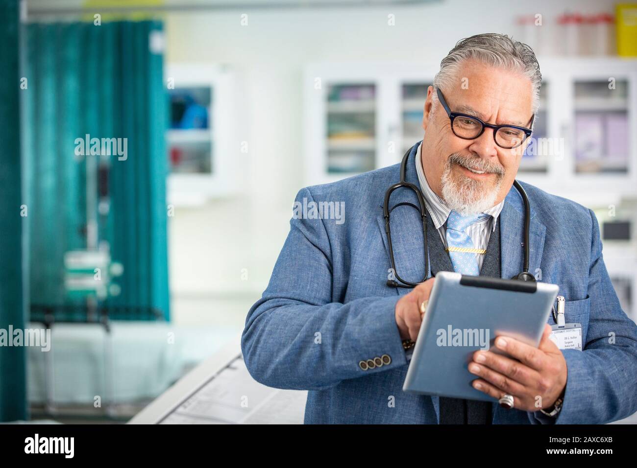 Medico maschio utilizzando digitale compressa in clinica Foto Stock