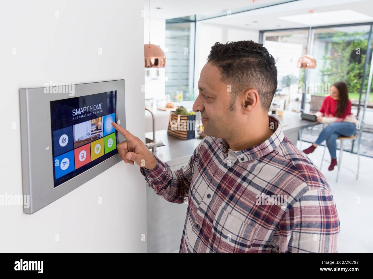 Allarme smart home con touch screen impostato dall'uomo Foto Stock