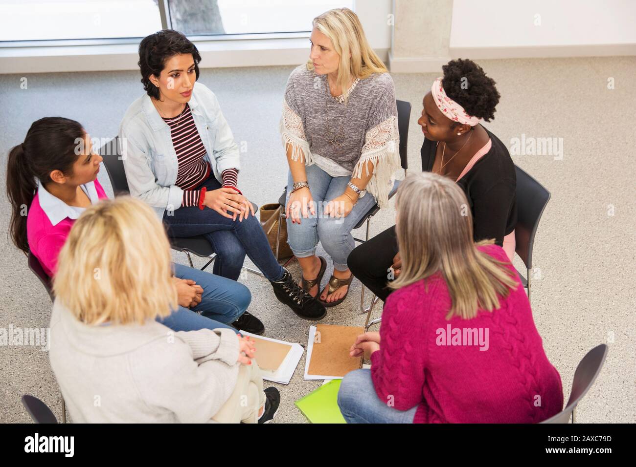 Gruppo di sostegno delle donne che parla in cerchio Foto Stock