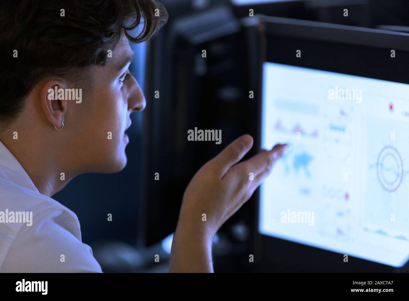 Focalizzato junior alto ragazzo studente utilizzando computer in laboratorio informatico Foto Stock