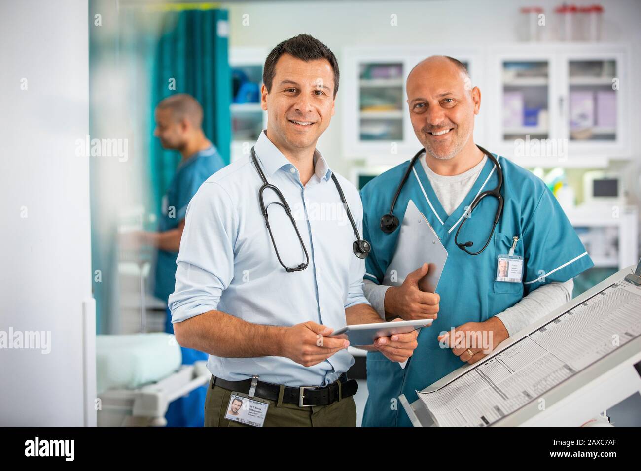 Ritratto sicuro medici maschi in ospedale Foto Stock