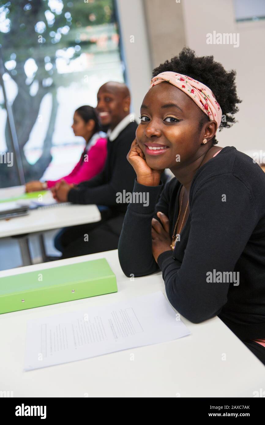 Ritratto sorridente, allievo sicuro dell'università della comunità femminile in classe Foto Stock