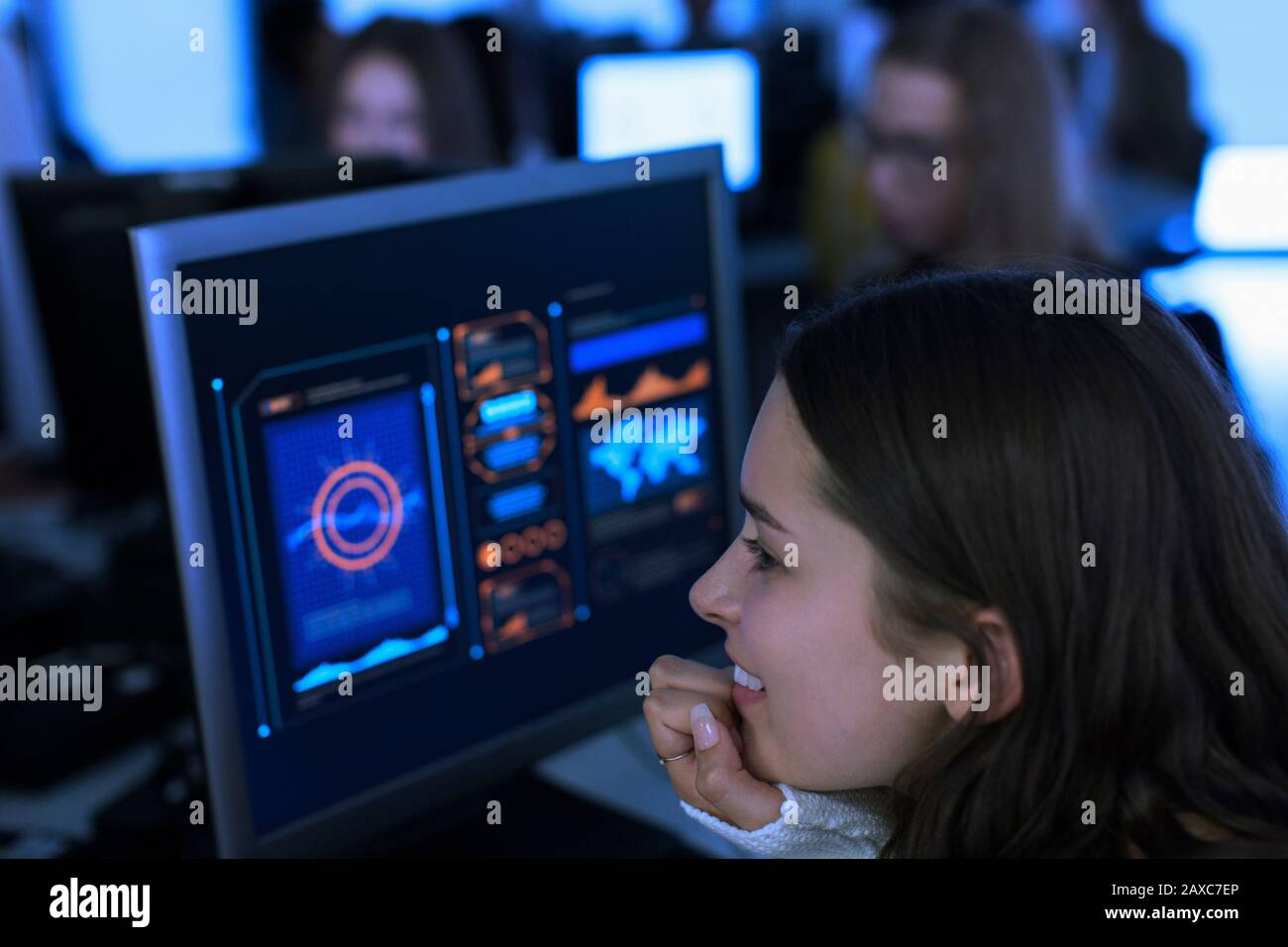 Sorridente studente di ragazza alta junior utilizzando il computer in laboratorio di computer Foto Stock