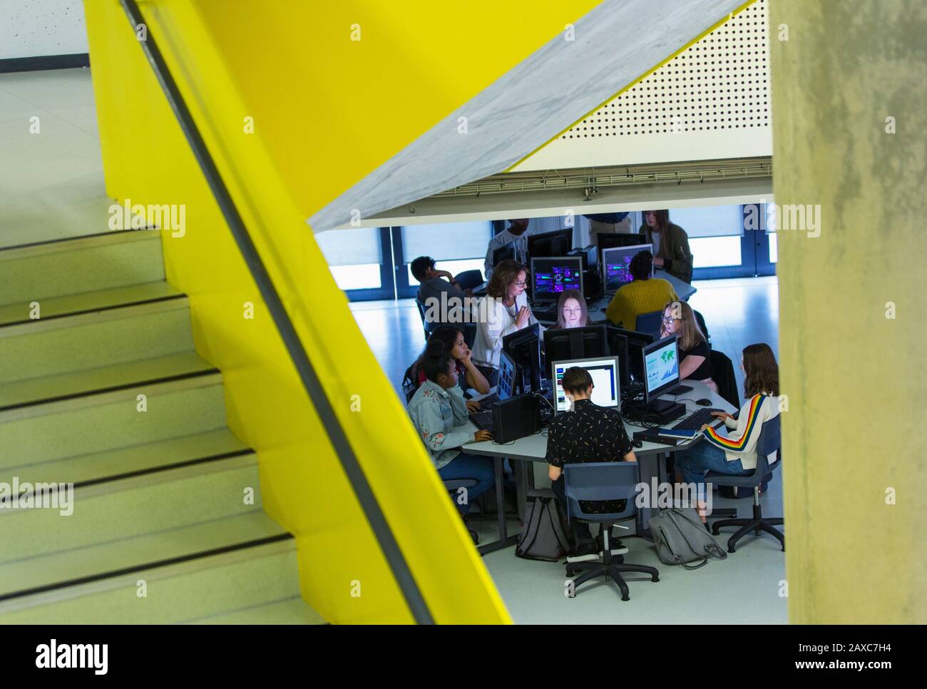 Studenti di livello superiore junior che lavorano in computer in laboratorio Foto Stock