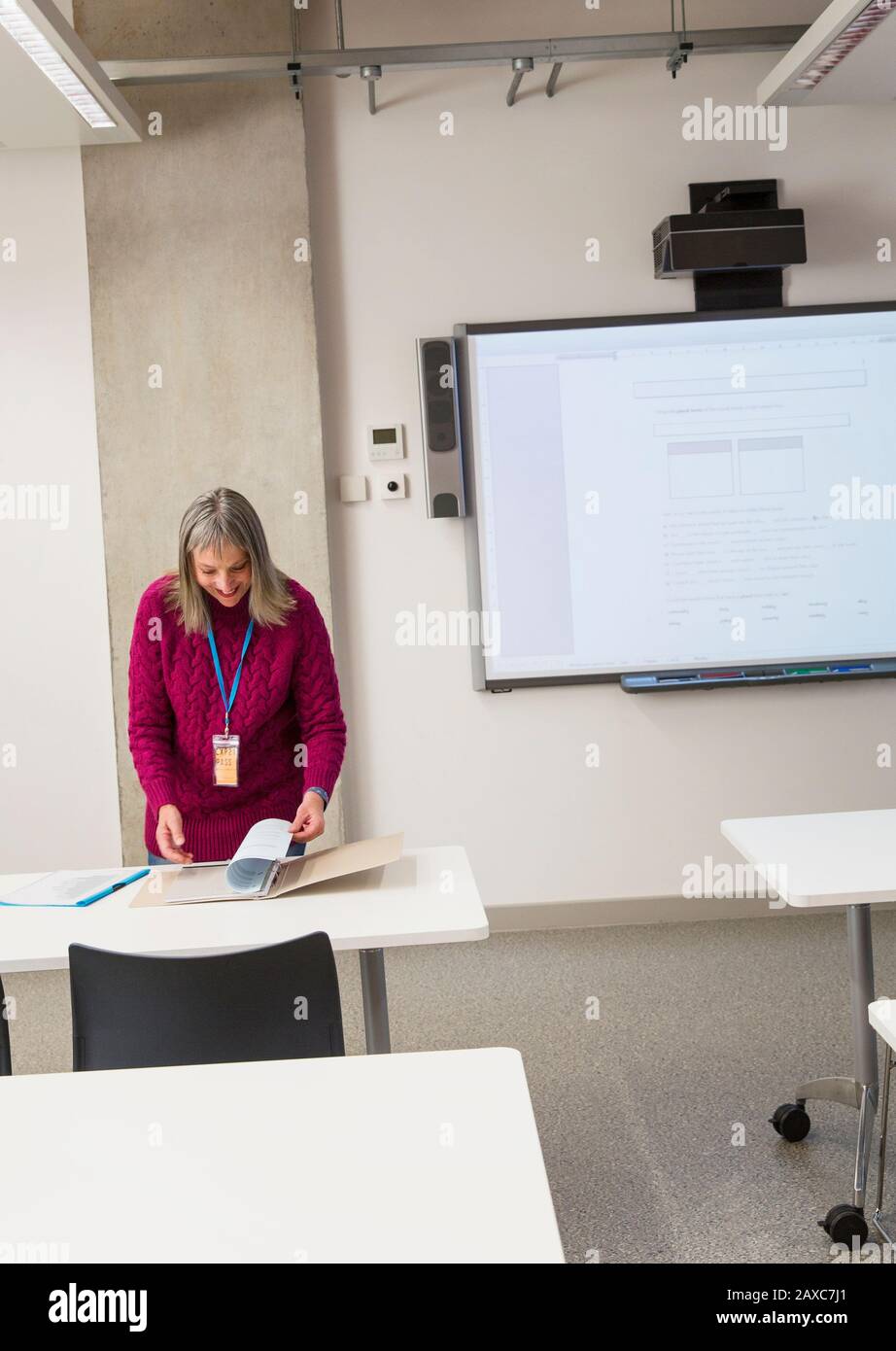 Istruttore femminile maturo che si prepara in classe Foto Stock