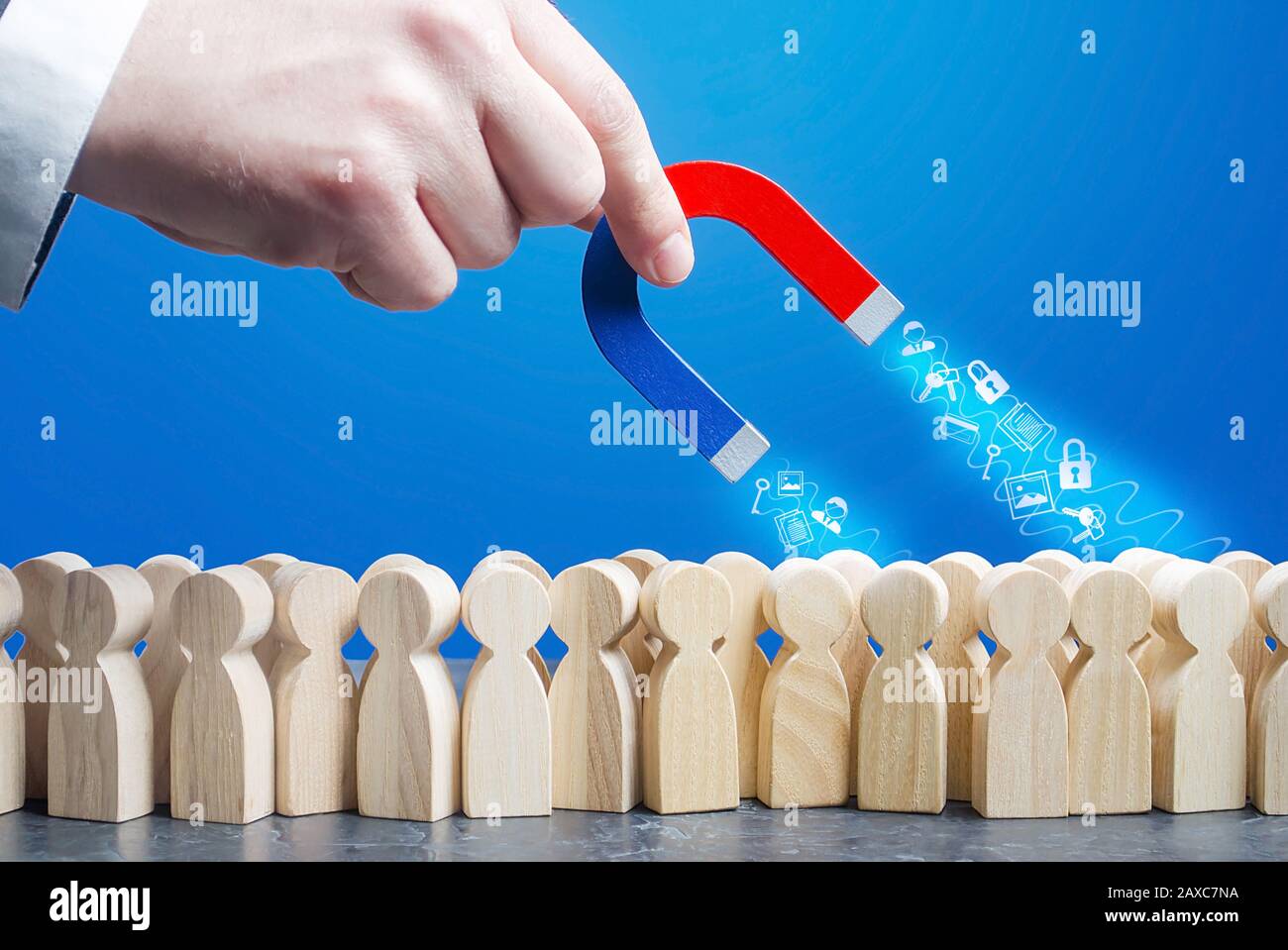 Mano con un magnete raccoglie i dati personali dai personaggi di folla online gli utenti di Internet. Tutela della riservatezza delle informazioni private. Dati finanziari Foto Stock