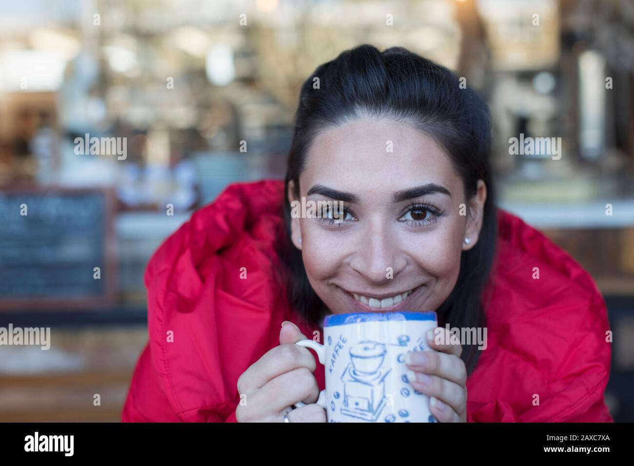 Primo piano ritratto felice giovane donna bere caffè Foto Stock