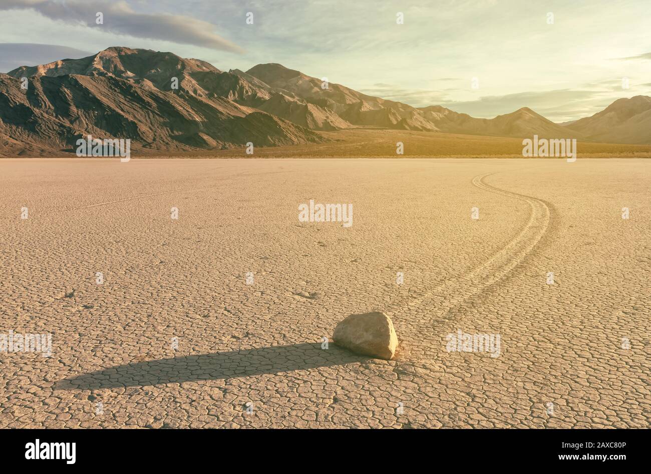 La roccia scorrevole a Racetrack Playa nel Parco Nazionale della Valle Della Morte, California, Stati Uniti, in serata. Foto Stock