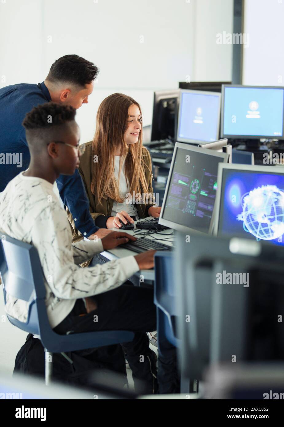 Junior alta gli studenti utilizzano i computer in laboratorio informatico Foto Stock