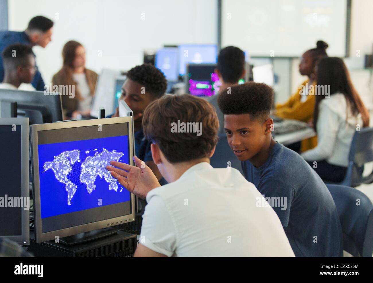 Studenti di ragazzi giovani che usano il computer in laboratorio Foto Stock