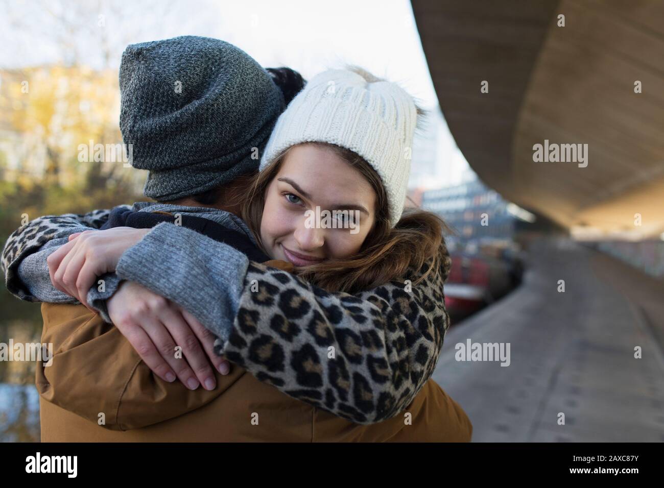 Ritratto felice giovane donna abbracciando ragazzo Foto Stock