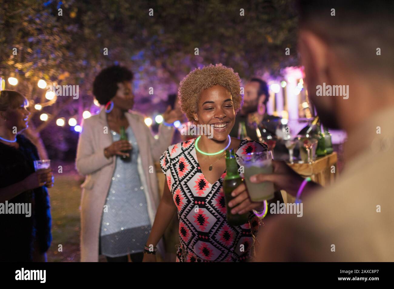 Amici felici che bevono cocktail e birra alla festa in giardino Foto Stock