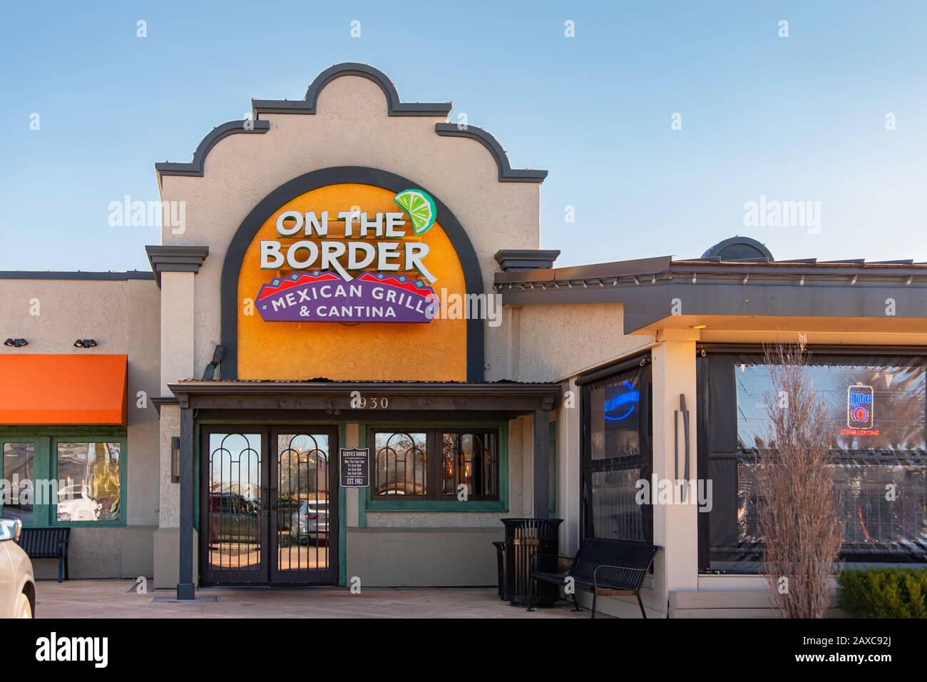 Al Confine con l'entrata del Mexican Grill & Cantina e l'esterno del negozio. Bradley Fair Mall, Wichita, Kansas, Stati Uniti. Foto Stock