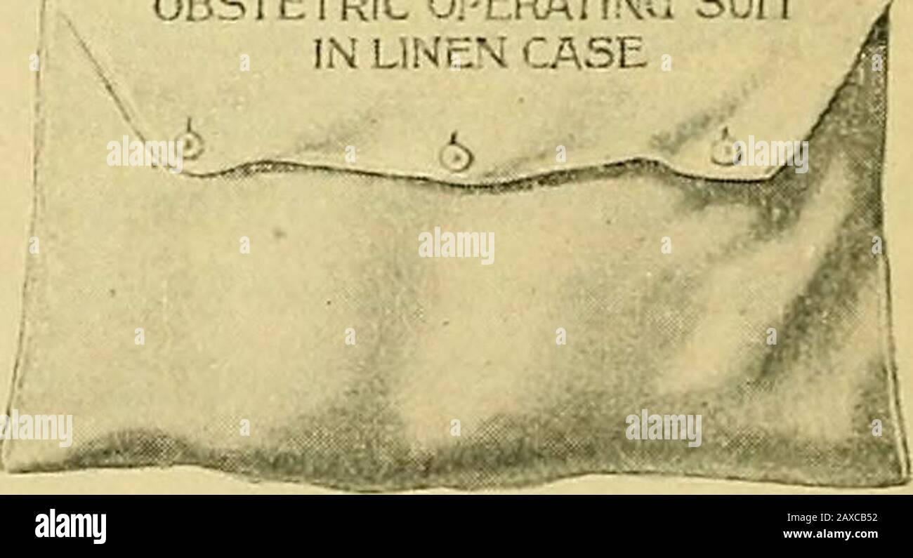 La pratica dell'ostetricia, concepita per l'uso di studenti e professionisti della medicina . Fig. 612. - WhiteLinen SuitFOR ObstetricWork. SIKPJLE OSTETRICAL OR-T:RATFXG SUIT IN LINEN CASE. Fig. 613. - Valigia ContainingLinen Per ObstetricWork. * Sticher: Centralblatt F. Gjmakologie, Mar.Gynakologie, 9 Febbraio 1901. 2, 1901; e Strogan: Centralblatt F. LA GESTIONE DEL LAVORO. 473 completamente per strofinare i genitali esterni e il corpo generalmente con un panno di lavaggio grossolano e pulito e sapone verde, l'infermiera che usa il sapone sulla parte posteriore e sulle spalle. Tutto il sapone infine è lavato via ed il bagno completato con se Foto Stock