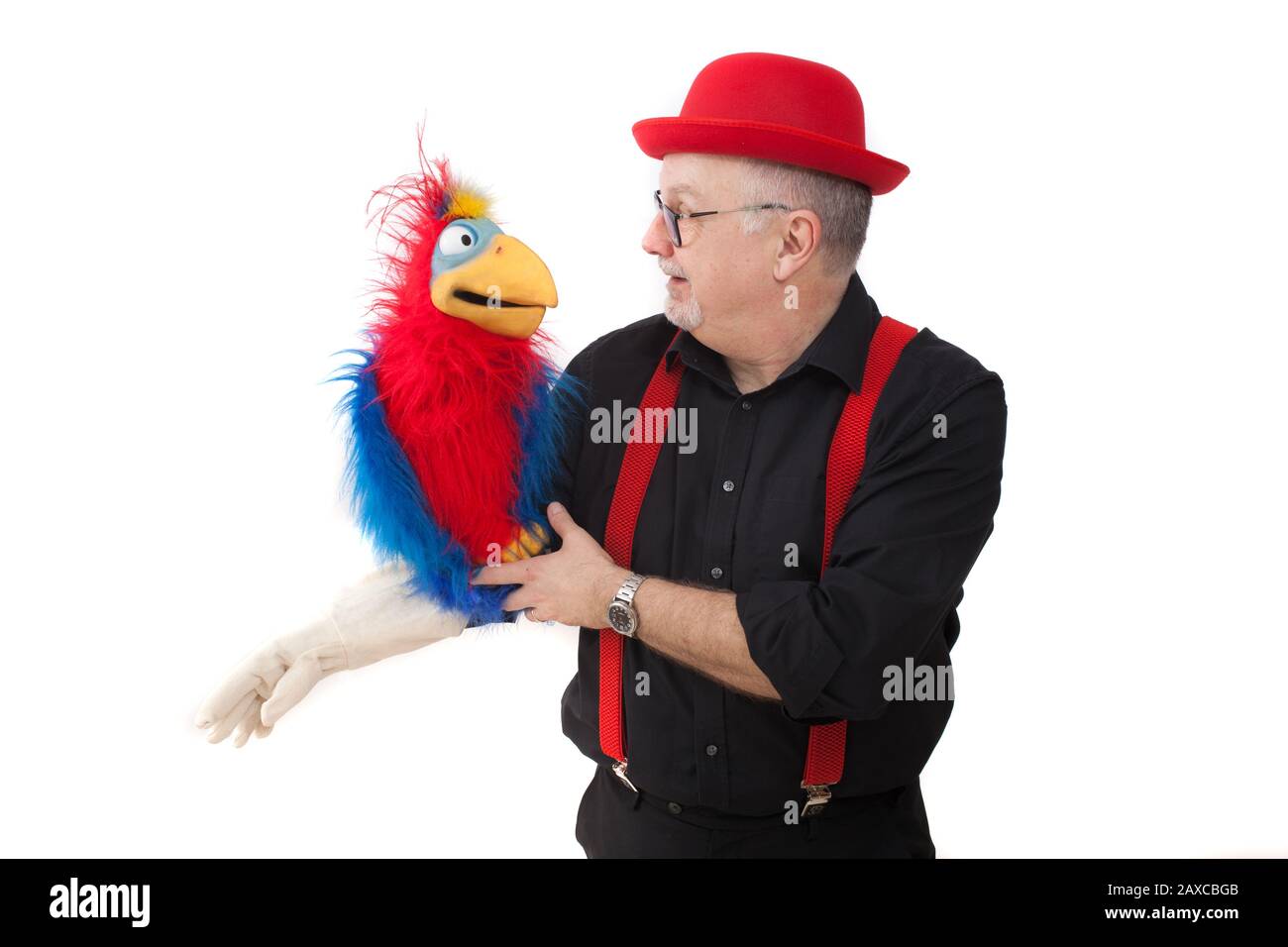 Un ventriloquista con un pappagallo sul suo braccio Foto Stock