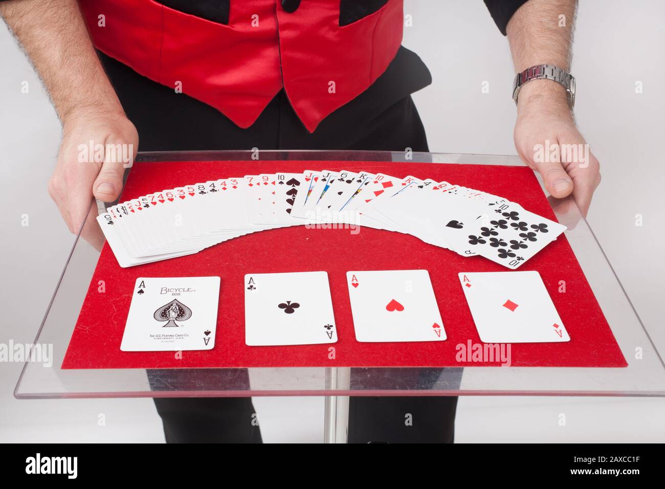 Un animatore di bambini che fa trucchi Foto Stock