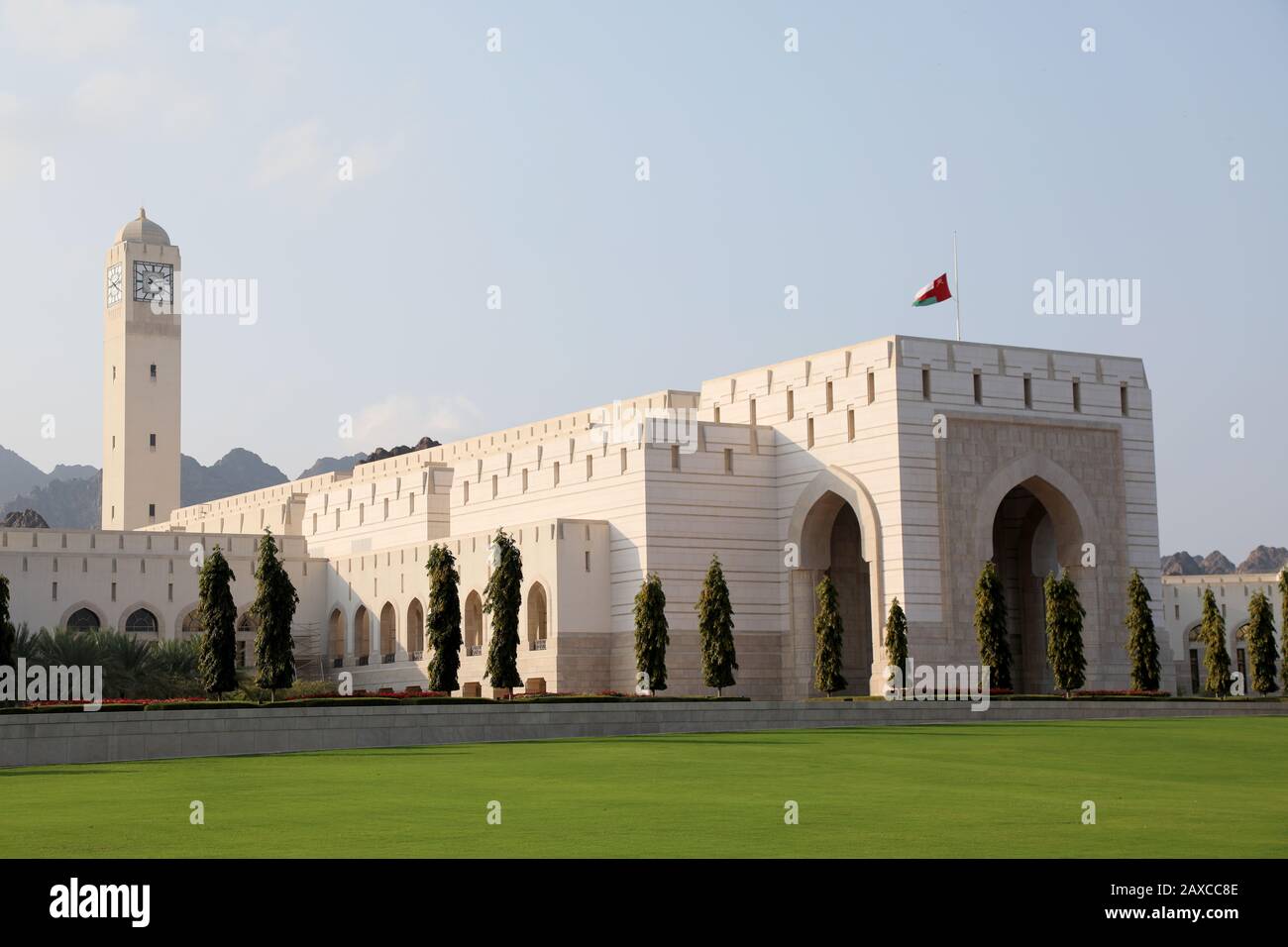 Muscat / Oman – 11 febbraio 2020: Il Consiglio di Oman (parlamento) nel quartiere al Bustan della capitale del paese Muscat Foto Stock
