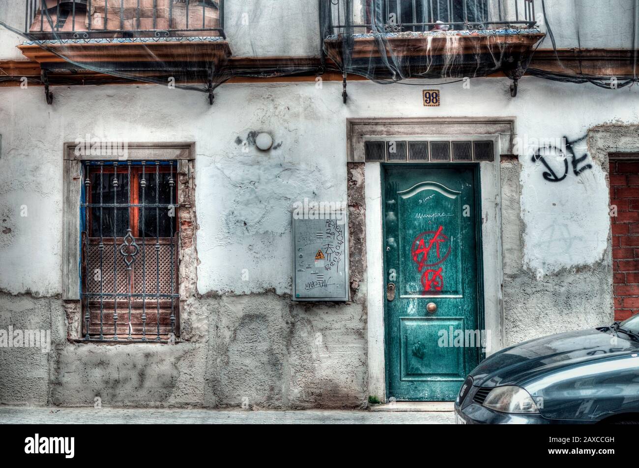 Facciata di una vecchia casa. Fotografia di strada. Foto Stock