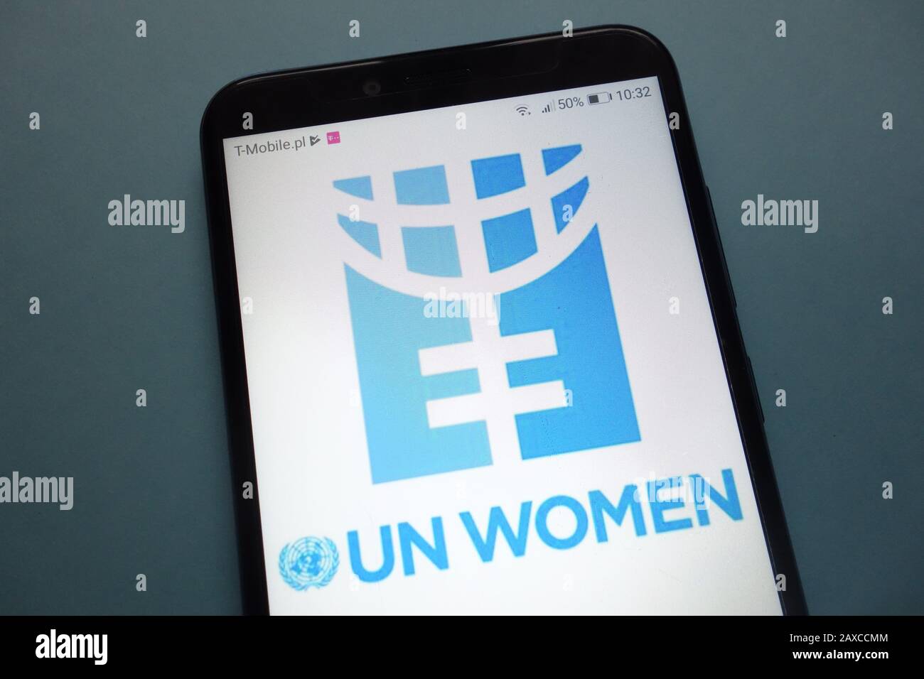 Entità delle Nazioni Unite per l'uguaglianza di genere e il logo Empowerment of Women (un Women) su smartphone Foto Stock