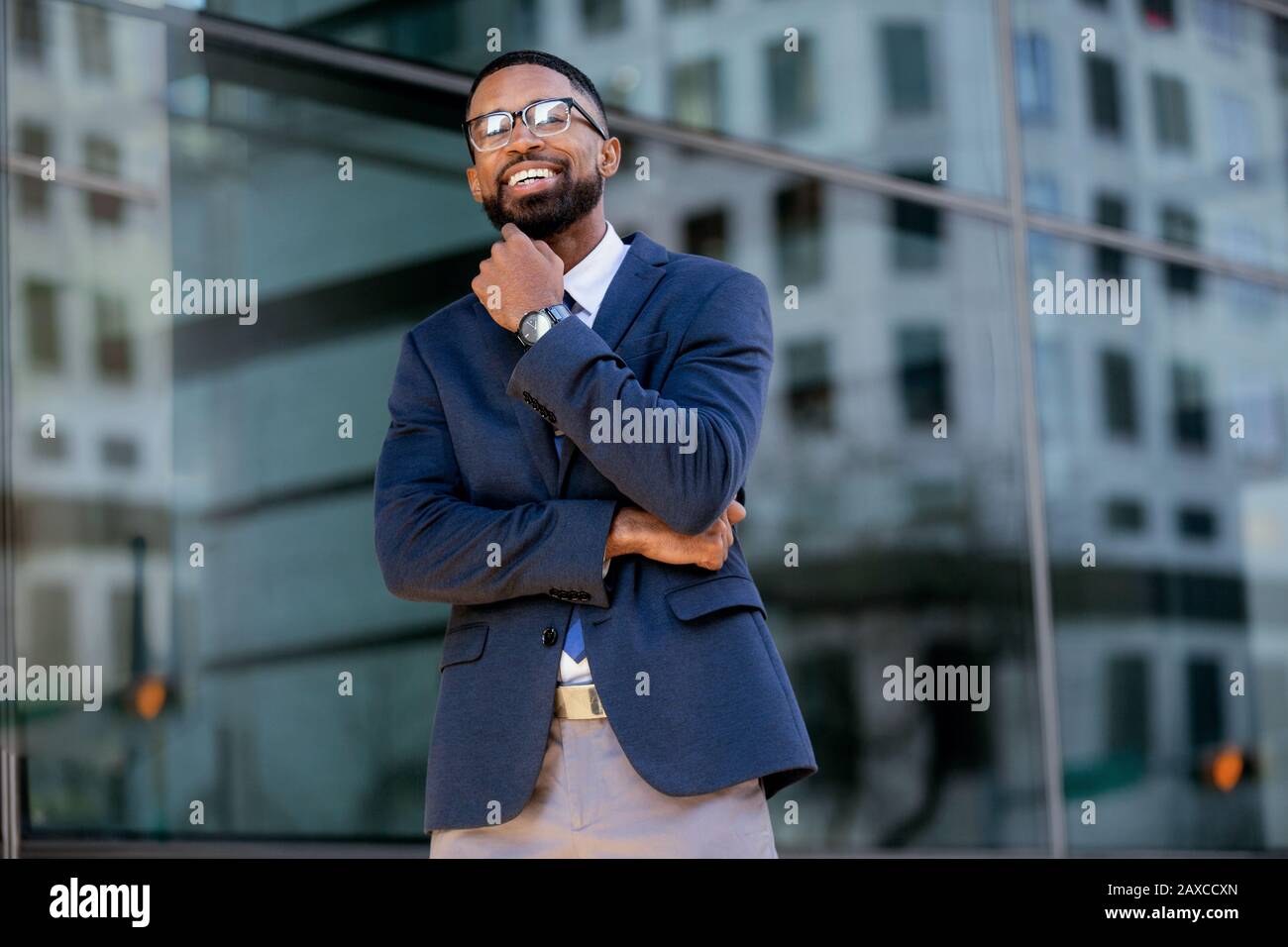 Caldo ritratto di uomo d'affari afroamericano amichevole, sorriso allegro con una personalità divertente Foto Stock