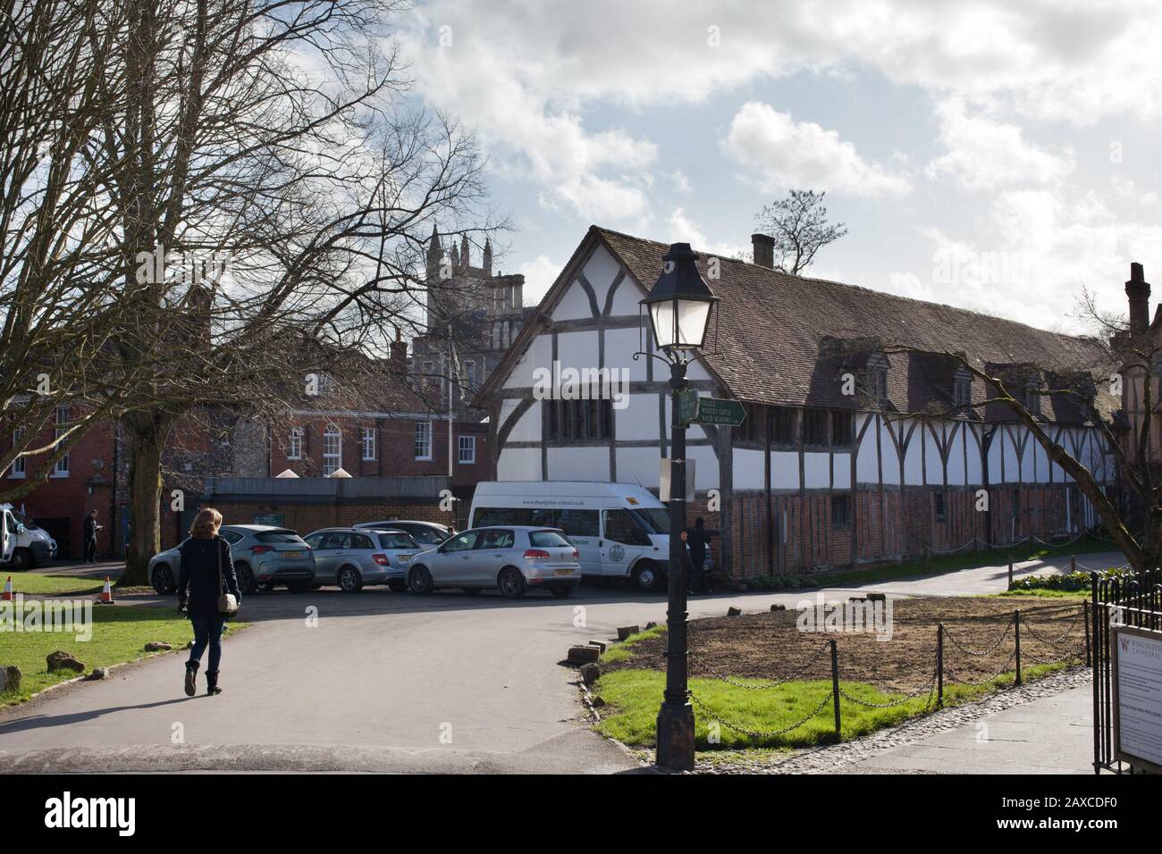 Edifici all'interno dei giardini della cattedrale di Winchester Foto Stock