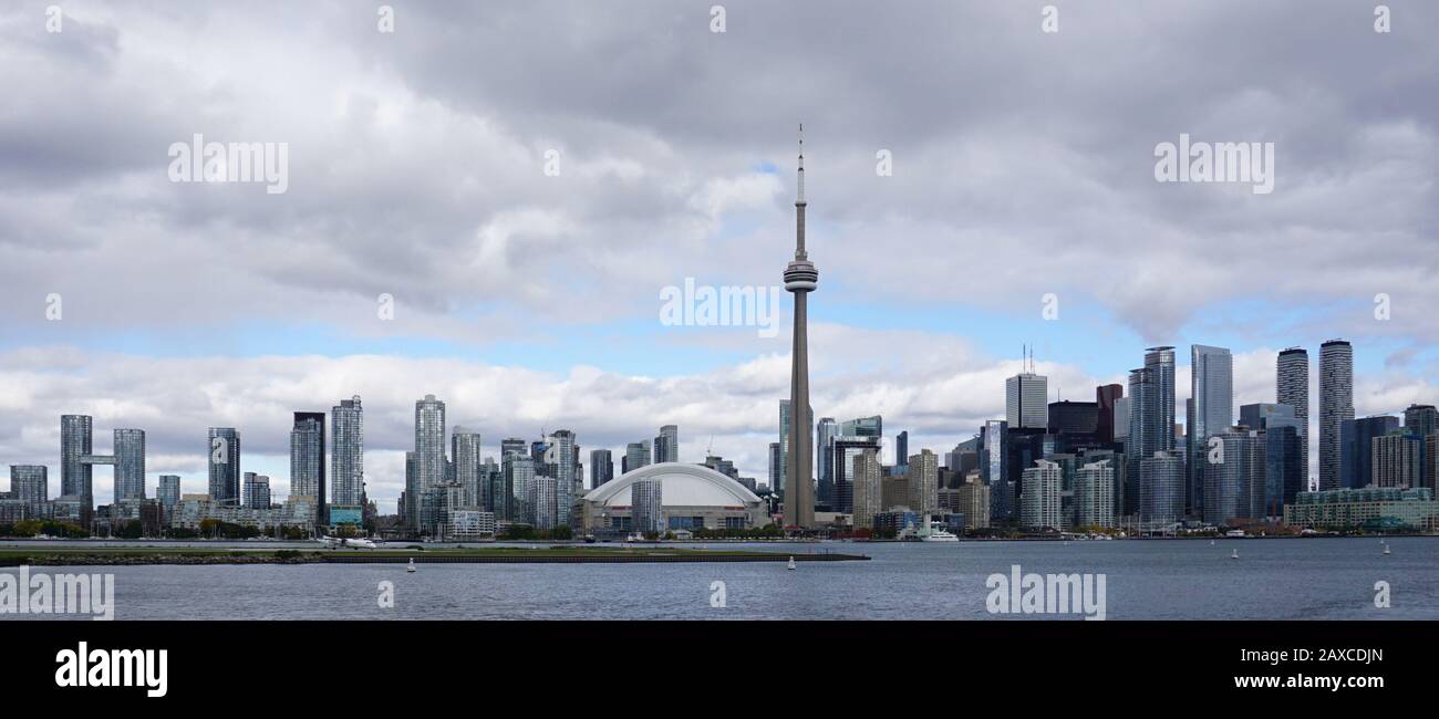 Lo Skyline di Toronto dal lago Ontario Foto Stock