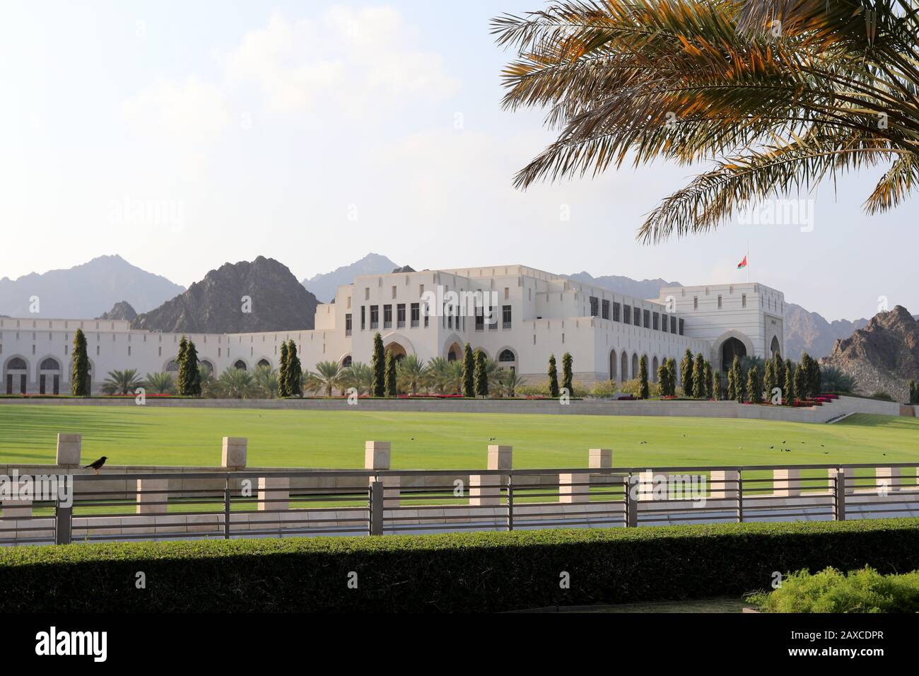 Muscat / Oman – 11 febbraio 2020: Il Consiglio di Oman (parlamento) nel quartiere al Bustan della capitale del paese Muscat Foto Stock