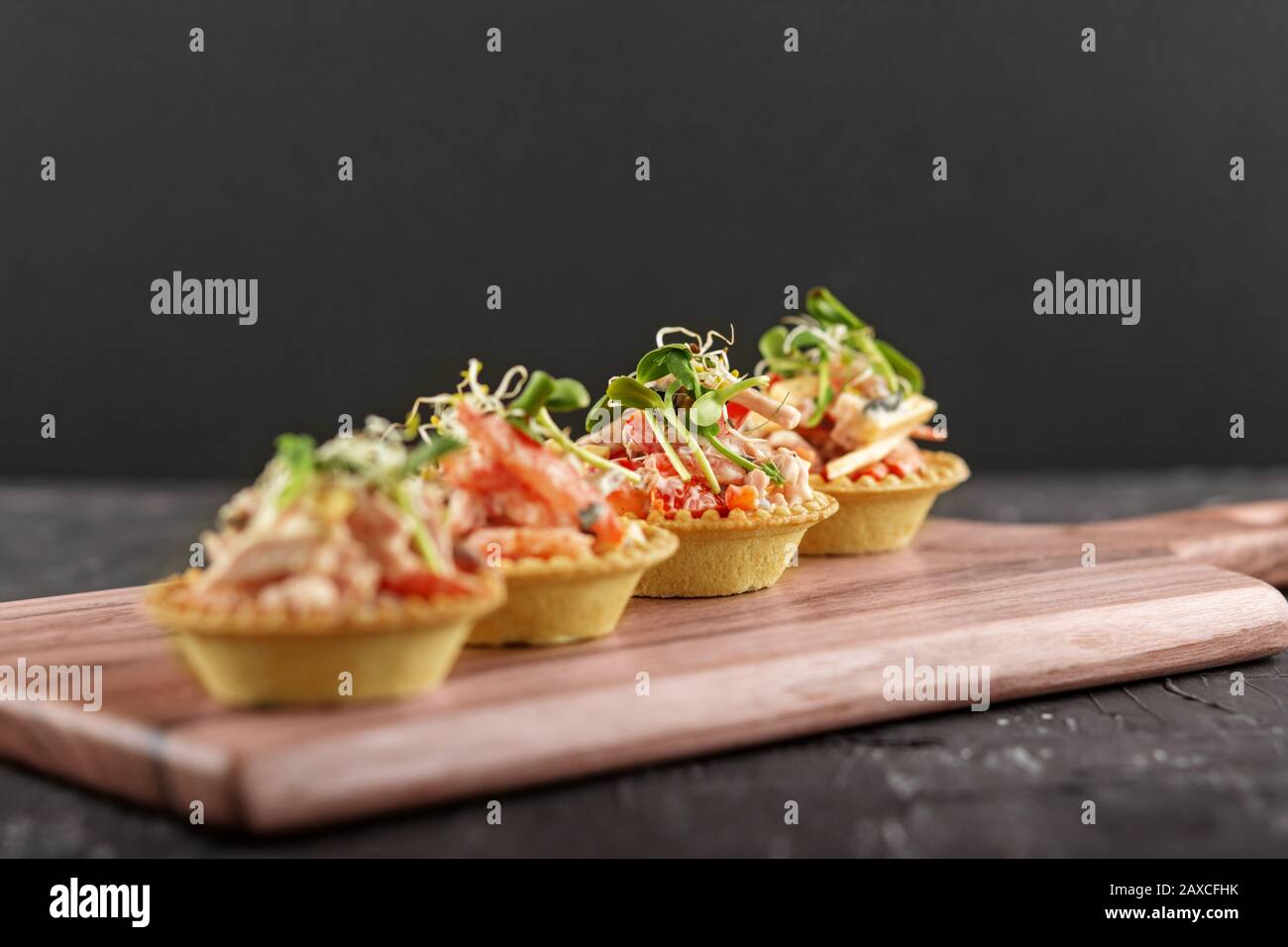 Gustosi spuntini con carne e verdure e mikrogreen. Concetto di cibo, ristorante, catering, menu. Foto Stock