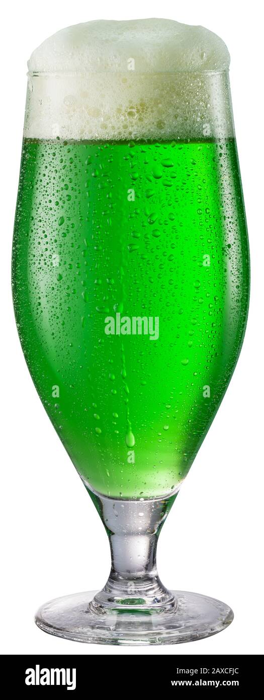Bicchiere di birra verde isolato su sfondo bianco. Contiene il tracciato di ritaglio. Birra verde - simbolo della festa di San Patrizio. Foto Stock