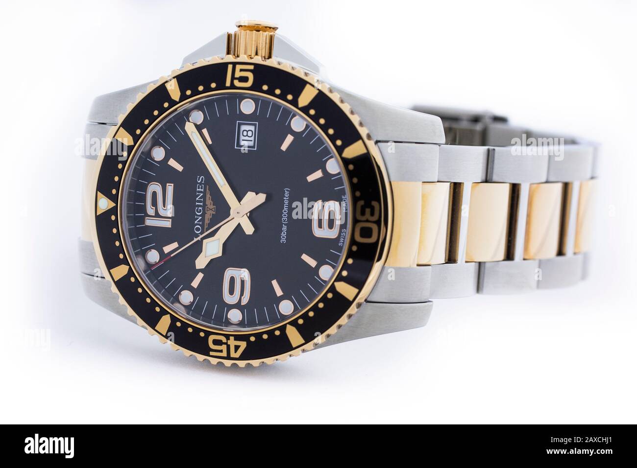 Saint-Imier, Svizzera, 2.02.2020 - orologio Longines di lusso con orologio  nero faccia oro bracciale metallo isolato bianco tavolo sfondo Foto stock -  Alamy