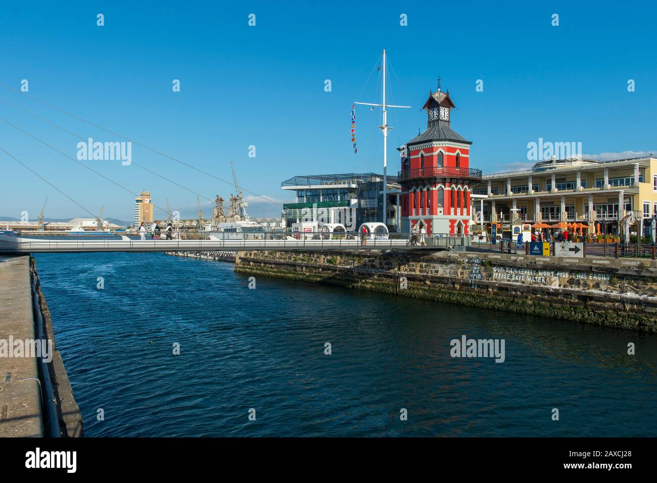 Vista della torre dell'orologio al V & A Waterfront a Città del Capo, Sud Africa. Foto Stock