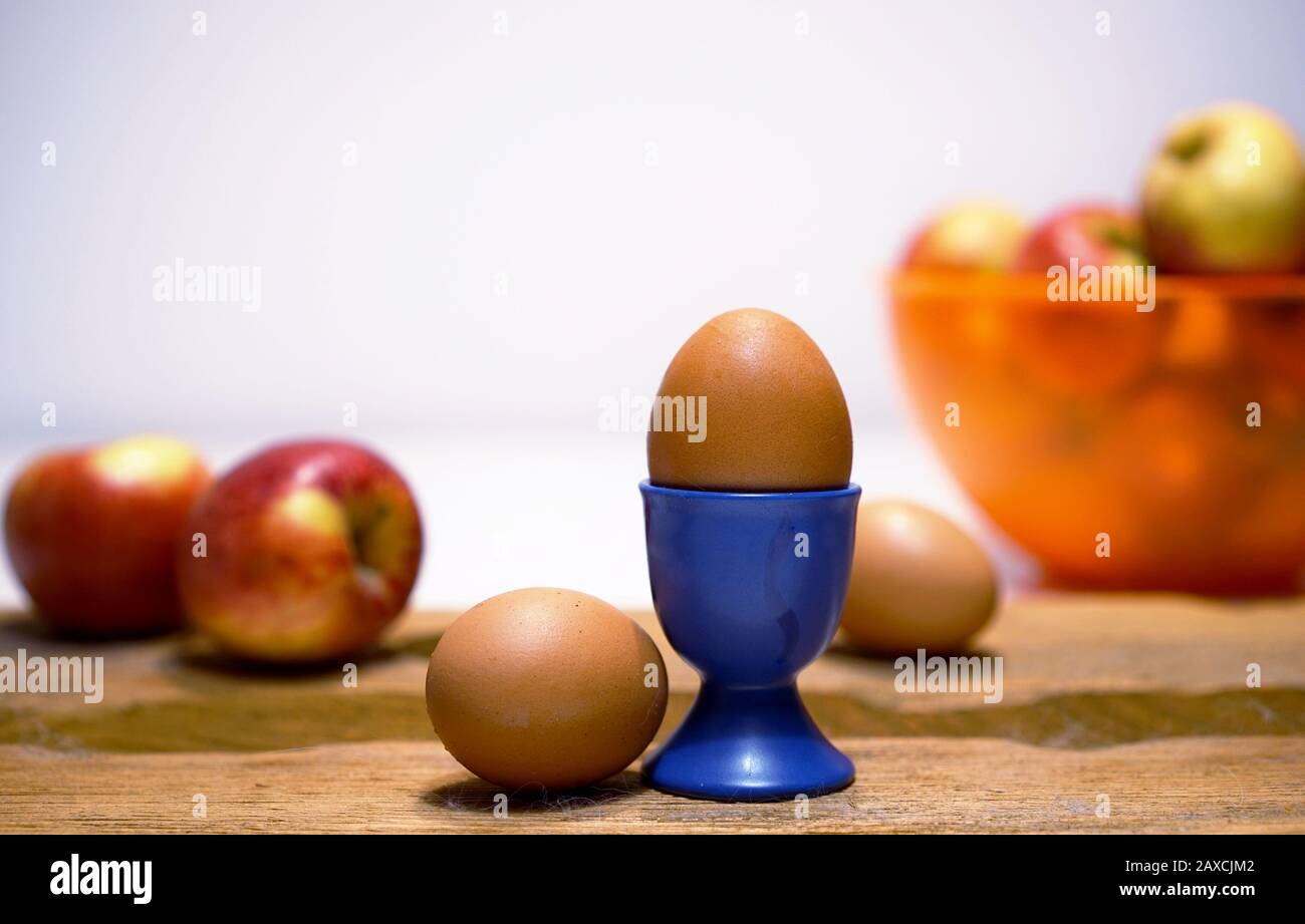 composizione di uova e mele sul legno Foto Stock
