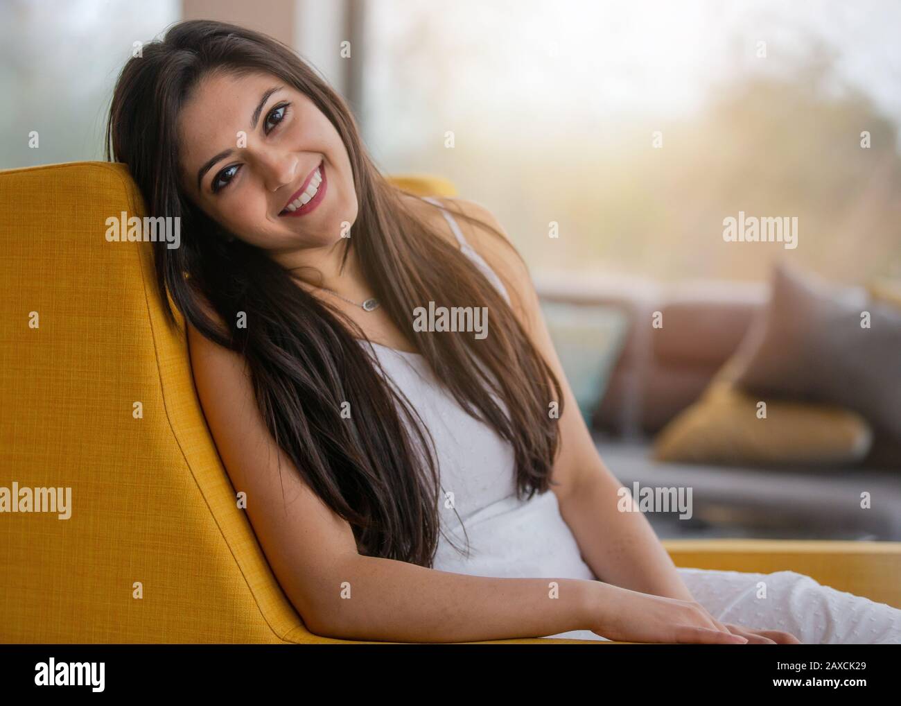 Bella casa vita stile di vita ritratto di un indiano, latina, donna ispanica, naturale, amichevole e affascinante luminoso sorriso con denti perfetti Foto Stock