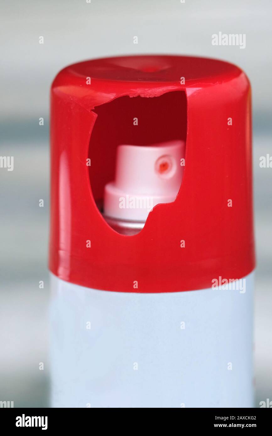Tappo in plastica rosso con foro. Il coperchio sulla bomboletta spray con  un deodorante è stato rotto Foto stock - Alamy