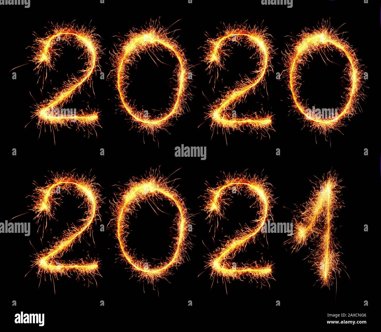 Felice anno nuovo saluto iscrizione con sparklers cifre 2020 2021 su sfondo nero. Foto Stock