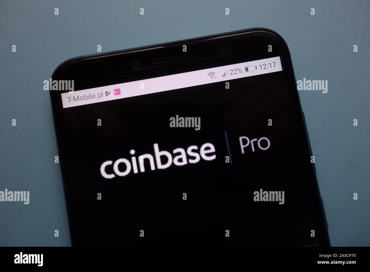 Logo Coinbase Pro Cryptocurrency Exchange su smartphone Foto Stock