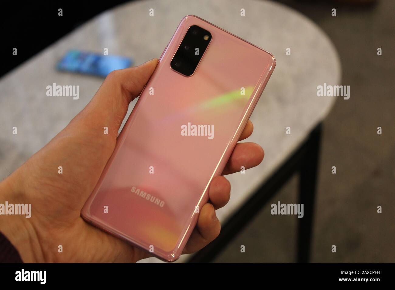 Il nuovo smartphone Samsung Galaxy S20, come Samsung ha presentato un nuovo smartphone pieghevole insieme ai suoi ultimi dispositivi di punta, che includono nuove fotocamere ad alta potenza e un più ampio supporto per 5G. Foto Stock