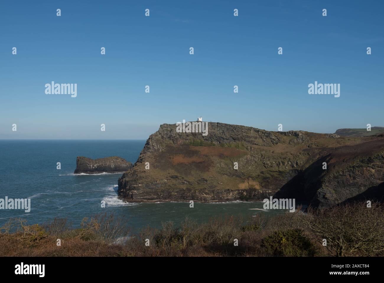 Willapark Headland e Boscastle Lookout Station vicino all'Oceano Atlantico sul South West Coast Path vicino al Villaggio di Boscastle in Cornovaglia, Inghilterra, Regno Unito Foto Stock